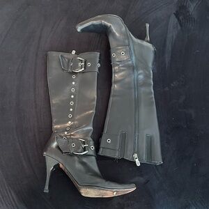 Donald Pilner black leather zip up boots with heel. Size 6